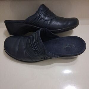 Clarks Navy Blue Leather Slip-On Clogs Size 8  Pre-owned